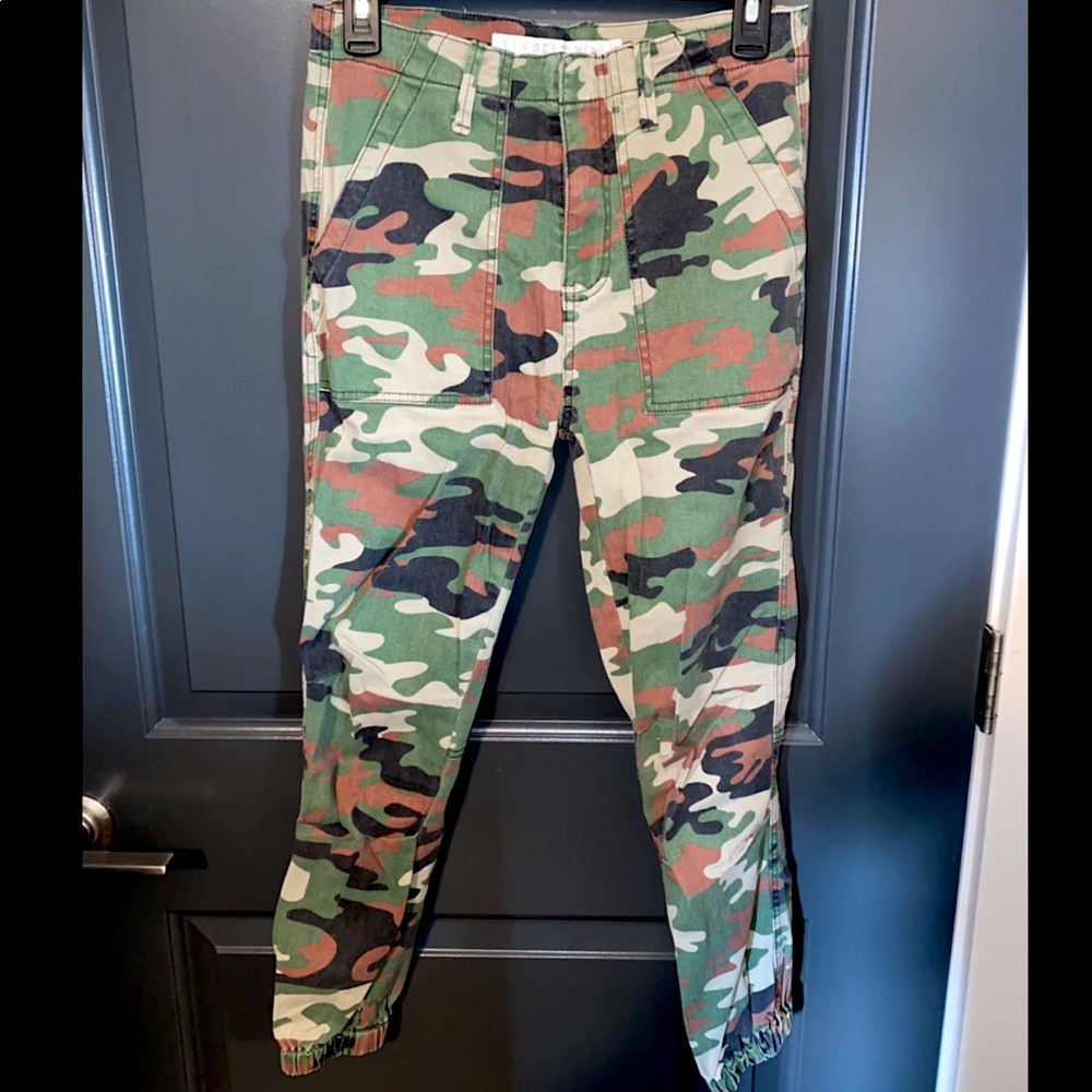 Juniors camo relaxed cropped cargo pants